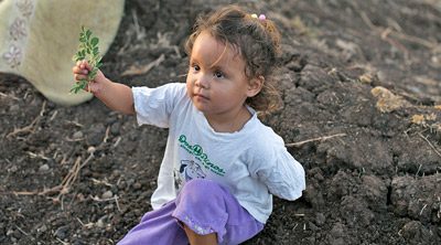 Planting-Tipitapa-girl